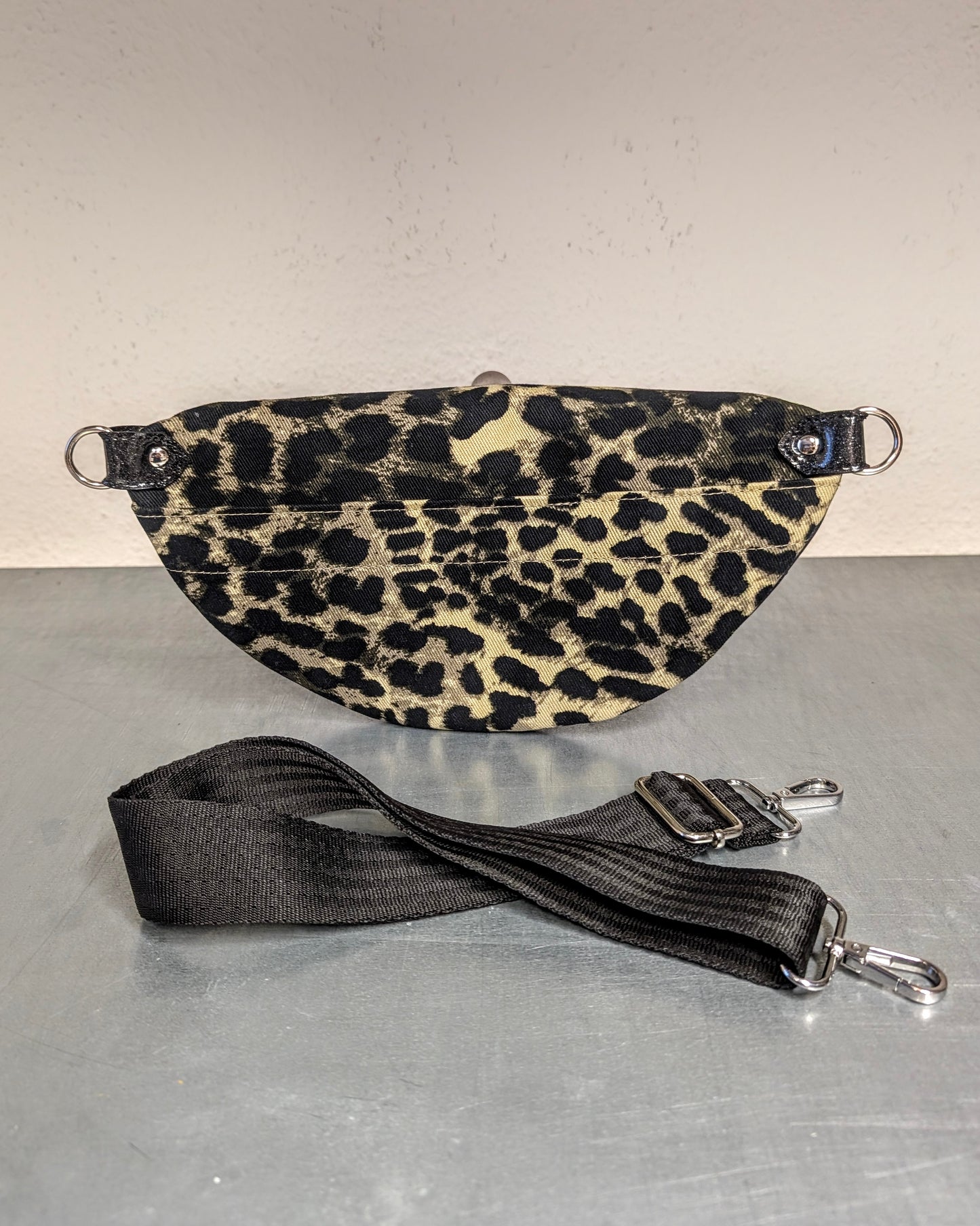 EZ Rider - Leopard / Coal Black Glitter - Maroon Lining