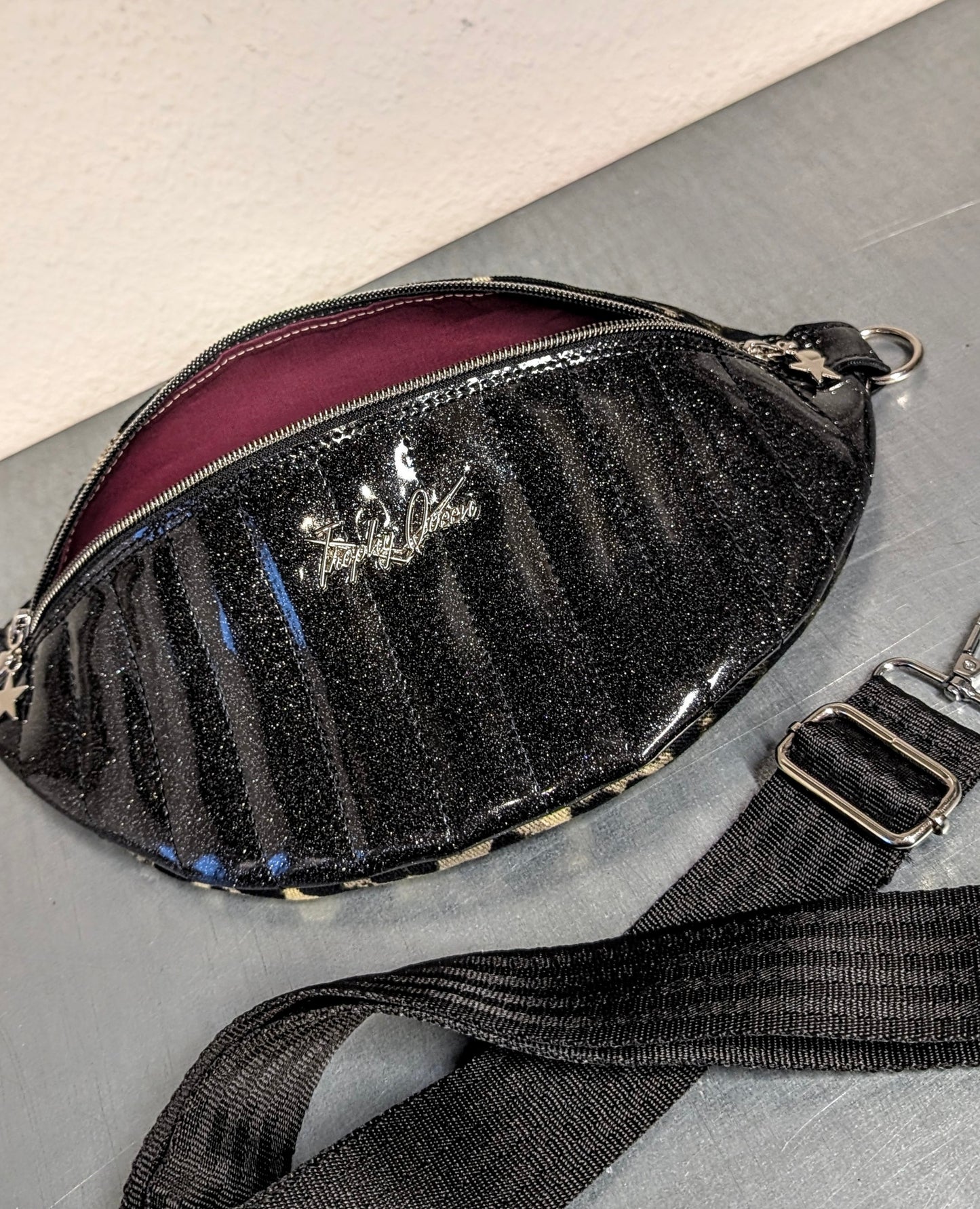 EZ Rider - Leopard / Coal Black Glitter - Maroon Lining